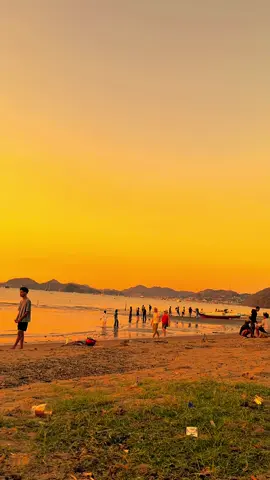 Kalo ke Labuan Bajo jangan lupa sunset tan di pantai Atlantis ya 🏖️🌅 #labuanbajo #nttpride🏝🔥 #fyp #labuanbajoisland #labuanbajotrip 