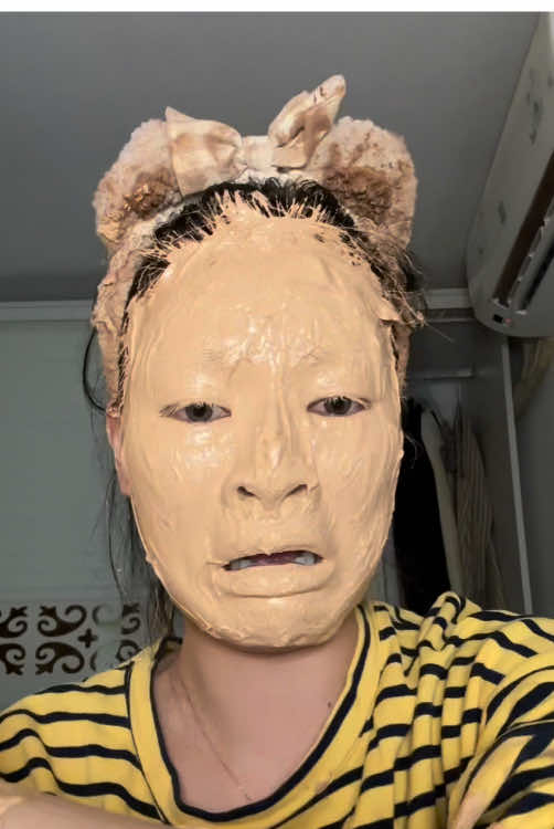 Put on a light makeup look.#makeup #funny 