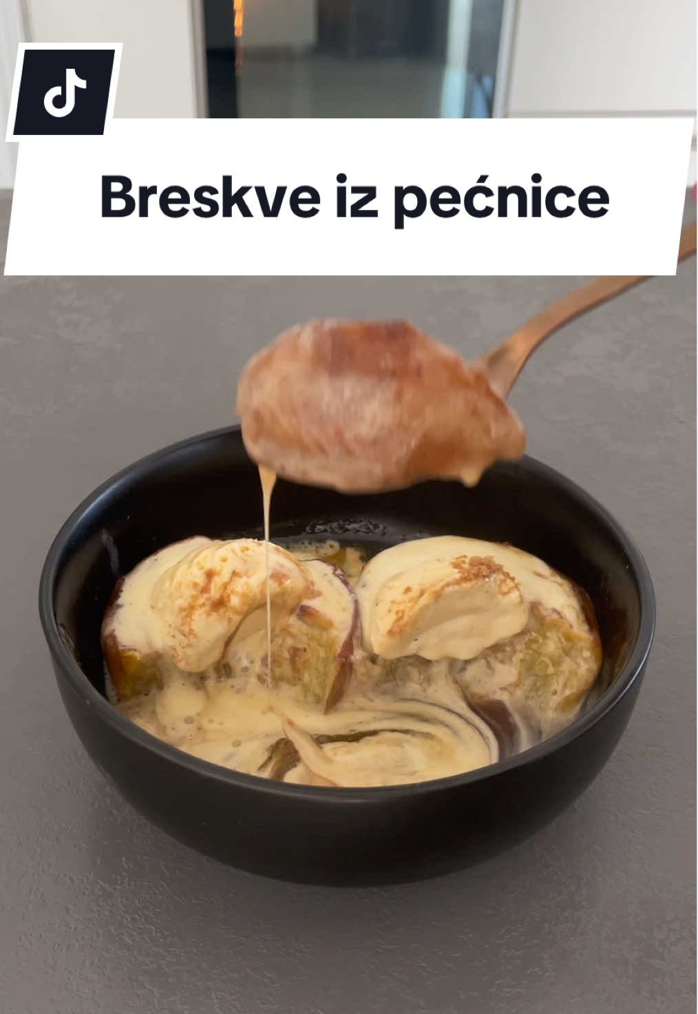 Najsočnije pečene breskve 🤤 SASTOJCI • 4 VELIKE breskve (ako imate manje, uzmite ih više i kraće pecite) • smedji šećer • cimet • oko 50g maslaca Sirup:  • 2 žlice med • 2 žlice šećer • 1 žličica cimet • 200ml voda + sladoled od vanilije RECEPT 1. Zagrijte pećnicu na 180’C 2. Breskve prepolovite, izvadite koštice i poredajte ih u pleh obložen papirom za pečenje 3. Pospite ih smedjim šećerom i cimetom 4. Skroz tanke kriške maslaca stavite na svaku polovicu breskve 5. Pecite 45min na 180’C na donjem dijelu pećnice (ako su manje breskve, pecite kraće - otprilike 30min i gledajte da se ne prepeku) 6. U zdjelici breskve prelijte sirupom sa dna tepsiju i poslužite uz kuglicu sladoleda #jednostavnirecepti #desert #EasyRecipes #dessert #peach  