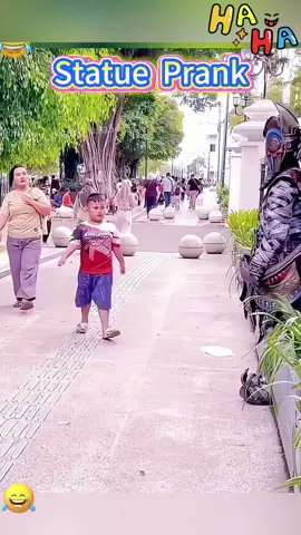 Fake statue prank #fyp #foryou #foryoupage #funnymoments #funny #funnyvideos #usa #prank #statue 