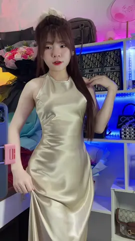 Đầm lụa cổ yếm soang khỏi bàn luôn, mấy bà lưu ý là váy dài lắm nha #reviewthoitrang 