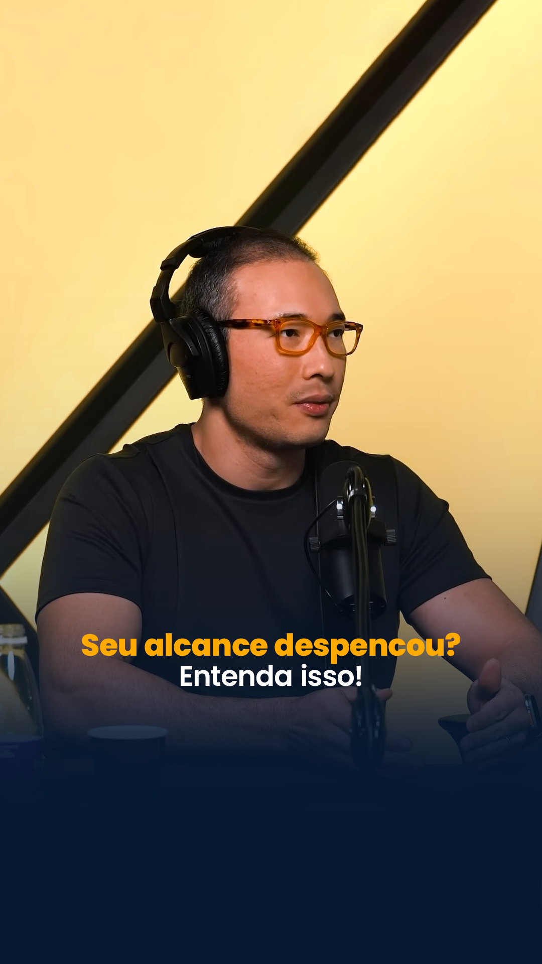 Como recuperar alcance após penalidade? 📝 Se o seu alcance caiu mesmo com “tudo verde” no Status da Conta, encare a lógica da plataforma: o Instagram mantém histórico de violações e trata reincidência como risco. Isso pode reduzir sua recomendação — mesmo após apagar conteúdos. A saída não é culpar o algoritmo, e sim seguir um passo a passo pra previnir futuras violações. 📊 Revise seus posts antigos antes que o sistema faça isso por você. Remova possíveis violações (direitos autorais, imagens/músicas sem permissão), hashtags problemáticas/banidas e qualquer traço de automação ou compras de seguidores/engajamento. Reincidência aciona penalidades progressivas, inclusive em “lotes” de publicações. 🎬 Cortes muito parecidos com o de outros perfis (mesmo cenário, enquadramento e narrativa, ainda que autorais) podem ser lidos como conteúdo duplicado e limitar a entrega. Varie enquadramentos, ângulos, cortes, trilhas e capas; mude o fundo, a edição e a abordagem entre os recortes do seu podcast/perfil pessoal e o da marca. 🛡️ Estude as políticas de direitos e de uso de imagem, monitore métricas de alcance/retenção para detectar mudanças bruscas e padronize um fluxo de conteúdo original. Evite comportamentos de “bot” (picos de ações repetitivas) e priorize posts que gerem valor real — isso reaquece sinais de relevância de forma sustentável Faz sentido? 🎬 Recorte do podcast do @leokuba