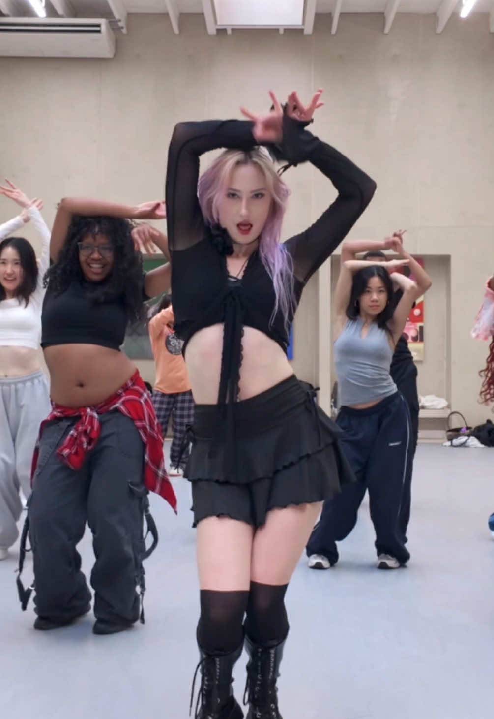 KATSEYE ‘Gabriella’ Lollapalooza Dance Break 💃🏻 📍 @studio808.ldn, london 🧠 @Grant Gilmore @Sohey Sugihara  #KATSEYE #Gabriella #kpop #dance #hybe @KATSEYE 
