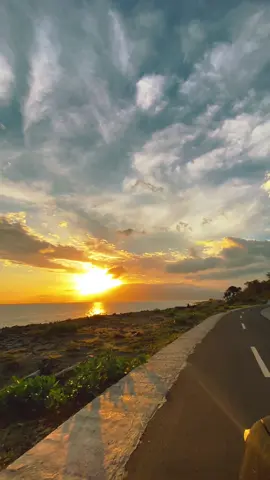 Ada yang tau ini dimana m?#nttpride🏝🔥 #manggarai #promoseruweekend #sunset #labuanbajo 