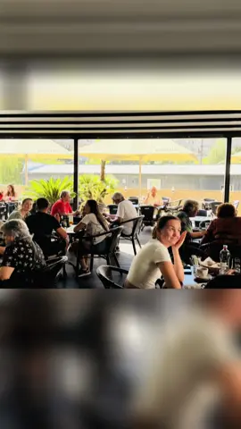Duminica e prilej de răsfăț ca la țară! 🌾 Te așteptăm cu bucate tradiționale românești, gătite cu gust autentic: fripturi rumene, mămăliguță aurie, ciorbe bogate și deserturi ca la bunica acasă. 🍖🥘🍰 La mesele noastre îmbelșugate, paharele se umplu, iar zâmbetele vin de la sine! 🤗✨ 📍 Str. Dristorului 121 📞 Rezervări: 0742215919