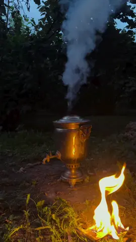 Some moments feel timeless… 🌙🔥 The sound of the night, the warmth of the fire, and the peace of being present. 💬 Who would you share this moment with? Tag them below. ❤️ Like, 💾 Save & drop a comment to keep the vibes alive #samavar #musiqi  #CalmVibes #viraltiktok #keşfet 