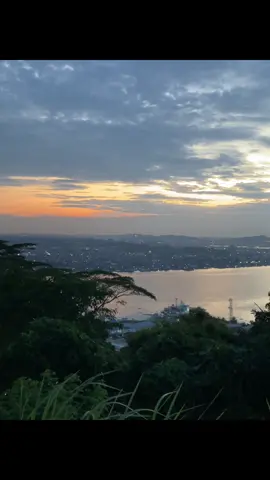 Samarinda saat senja seindah itu yaa.  #fyp #samarinda #bukitstelingsamarinda #senja #sore #sungaimahakam 