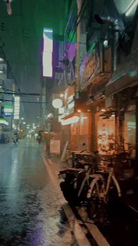 秋も間近かな。夏を洗い流す様な雨でした。#cinematic #videography #citylife 