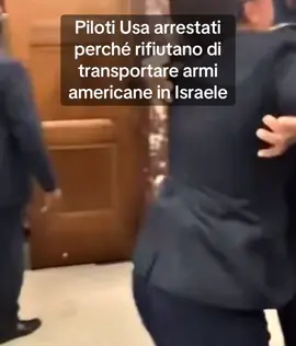 Queste donne e uomini onorevoli delle Forze Armate statunitensi si rifiutano di pilotare aerei carichi di armi destinate a Israele. Convocati al Pentagono, sono stati arrestati e ammanettati con la forza.  Fate girare, ripubblicatelo, per sostenere queste persone coraggiose.   Per maggiori approfondimenti leggi su Focus Internazionale. Link in bio ⬆️ #Gaza #Palestina #Israele #gazagenocide #viral