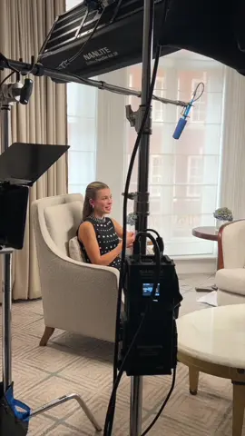 « La meilleure interview de ma vie » j’étais à Londres lundi, et je vous donne rdv mardi prochain sur mes réseaux 🎤 Des idées de qui ça peut être ?  Hair @ghdfrance  Makeup @L’Oréal Paris  Robe Sandro  prestations / produits offerts