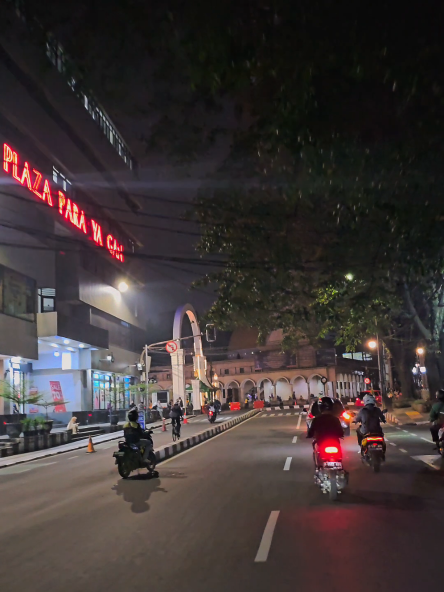 alun-alun bandung dengan suasananya #alunalunbandung #bandung #bandunghits 