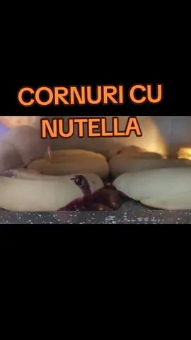 Cornuri la cuptor cu Nutella, proaspete și pufoase – gustul perfect pentru răsfățul tău zilnic! 🥐🍫✨ #CornuriProaspete #NutellaLove #DesertRomanesc #PapanașiiRomânești #GustAutentic 