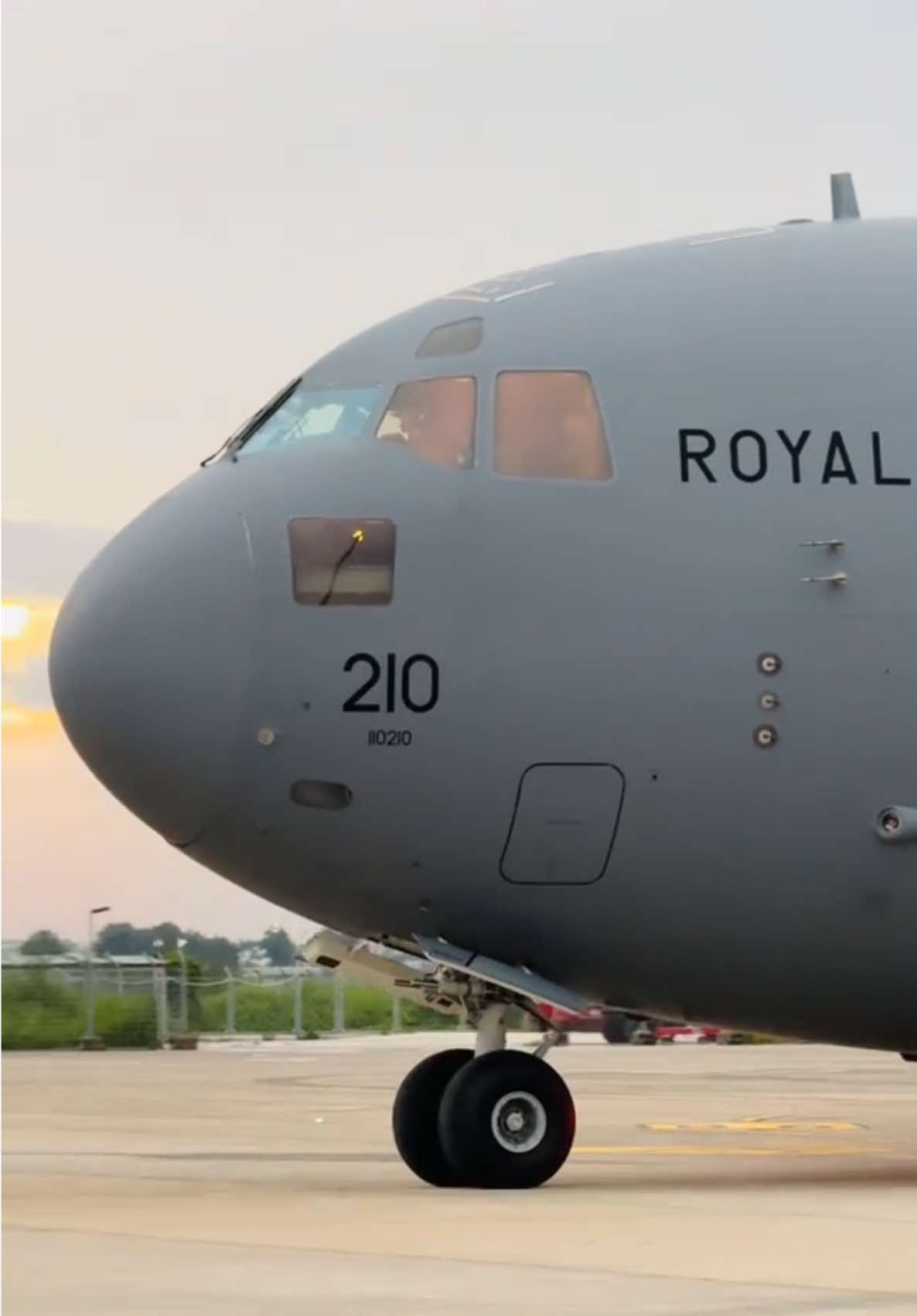 Máy bay vận tải quân sự hạng nặng Boeing C-17 Globemaster III của Không quân Hoàng gia Australia🇦🇺 do nữ cơ trưởng điều khiển hạ cánh sân bay quốc tế Tân Sơn Nhất🛫 #boeing #c17 #c17globemaster #australia 
