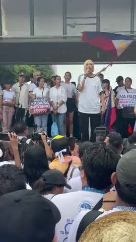 'IPAKULONG ANG MGA MAGNANAKAW' Comedian and #ItsShowtime host #ViceGanda on Sunday, September 21, urged President Ferdinand #BongbongMarcos Jr. to take decisive action against corrupt government officials, including those allegedly linked to anomalous flood-control projects. Speaking at the anti-corruption rally held at the EDSA People Power Monument, Vice called for the imprisonment of corrupt politicians and pushed for the reimposition of the death penalty, saying that jailing them “is not enough.” 📹GMA Public Affairs #SunStarEntertainment #AllYouNeedToKnow 