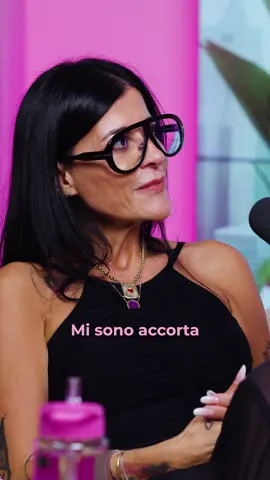 “Mi sono accorta perchè Leo non voleva andare all’asilo” #podcastdonne L’episodio completo del Podcast 1% Donne con @la_pecchi fuori su YouTube! 🎙️🌸 #podcast #donne #studio #italia #estetista #estetica