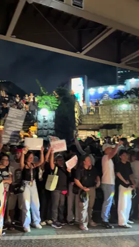 Kasalukuyang sitwasyon sa EDSA Shrine sa kabila ng protesta ng mga tao. Patuloy pa din ang pag-dagsa ng mga nakikilahok sa Trillion Pesos March  #corruption #trillionpesosmarch #peoplepower #trillionpesomarch 
