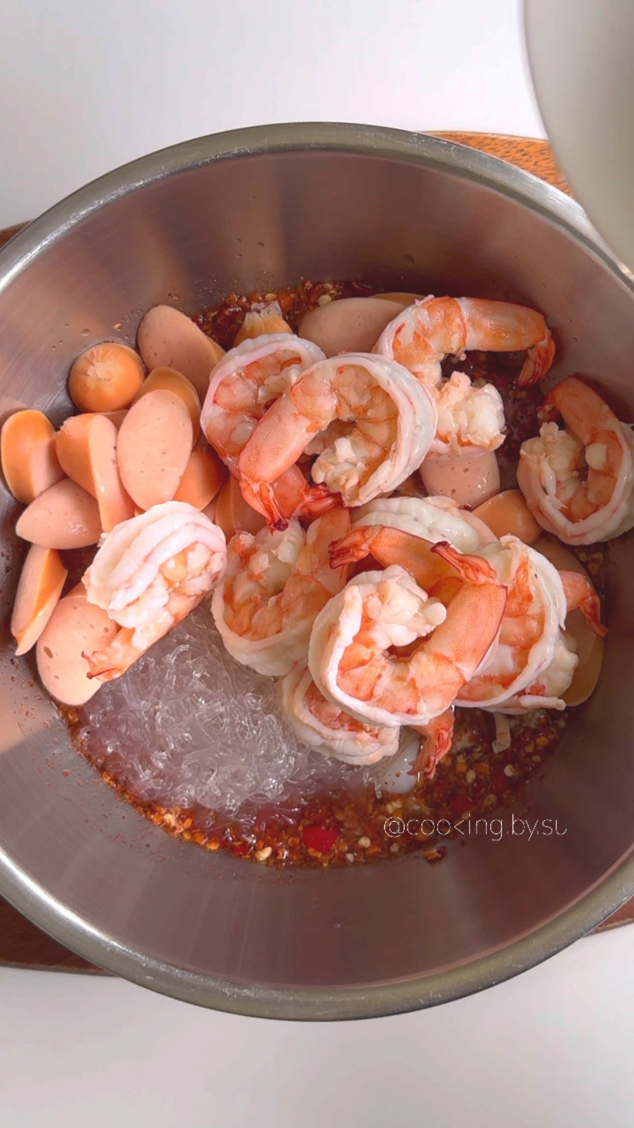 ยำวุ้นเส้น 🥢🦐💕 ใส่กุ้ง ไส้กรอกแน่นๆ  นัวๆ แซ่บสุด ทานกันค่าาาาา . . #cookingbyssu #ยำวุ้นเส้น #ห้องครัวtiktok #อร่อยบอกต่อ #เมนูประจําวัน 