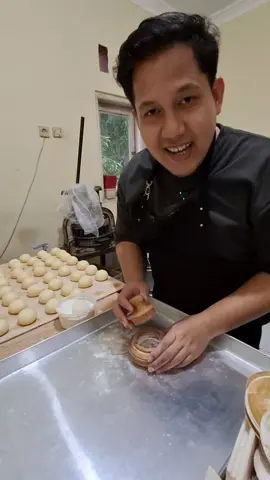 cetakan kayu model mangkok 👌, kerja lebih satset, cukup satukali degasing dalam cetakan, agar hasilnya gembul😁 #donuts #cetakandonat #cetakankayudonat #donatempuk #donatviral 