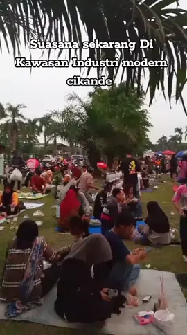 Kawasan Industri modern cikande semakin kesini semakin banyak pedagang Kaki lima,selain karena susah nya cari kerja karena lowongan kerja di perjual beli kan,pilihan akhir adalah dengan berjualan di kawasan,Dengan membuang sampah asal aja,sering menyumbat saluran air ,sehingga efek nya banjir setiap hujan datang.. #modernland #kawasanindustri #viral #jangkauanluas #kumuh 