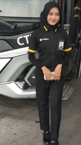 foto pose dulu 🔥🔥 bersama @pamelaalodiaa.hr 💯😃 #pramugaricantik #adiputrokaroseri #hinobus #terminalarjosarimalang #kotamalang  @Rovindaputra @Nayacaaaa_ @yogaprstya__ @kangmas ariq @SAMpery89 @infobis.id @Tukang Potret Bus @holetito @Imamfaizal_18 