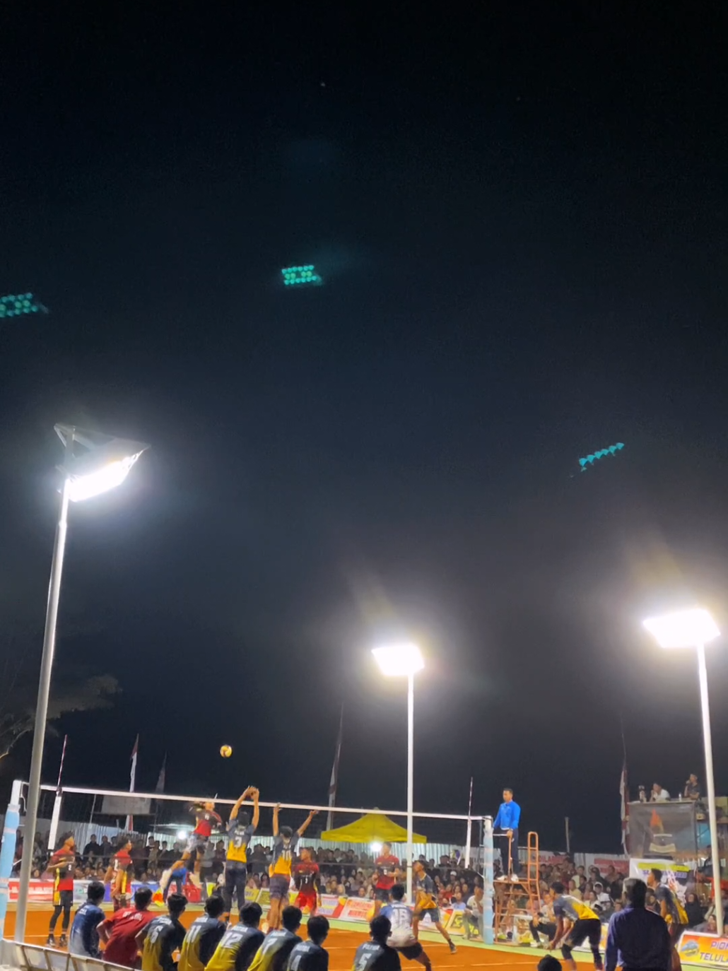 Highlight pertandingan babak SEMI FINAL antara tim PATRA Parang vs LOWO ABANG Lembeyan kulon dimenangkan oleh tim PATRA dengan skor 3-0, dengan demikian tim PATRA berhak melaju ke babak GRAND FINAL Selamat untuk kedua tim dan terima kasih atas partisipasinya di Turnamen Bourbokeso cup1 Pemain Bon: PATRA : Satya, Fajar, Gogon LOWO ABANG : Sandi, Agung, Anggara #bourbokesocup1  #tarkamvoli  #volliasik  #volleyball 