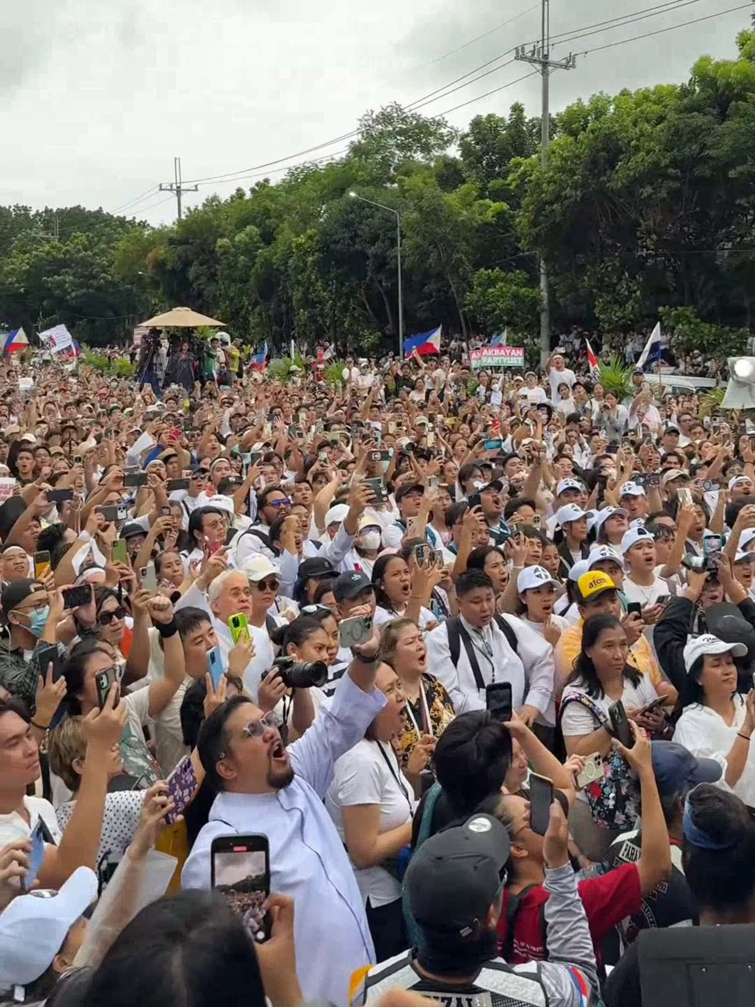 ‘ANG TAO, ANG BAYAN, ANG TUNAY NA KAPANGYARIHAN' Nakiisa ang Ben&Ben sa kilos-protesta ngayong araw, Sept. 21, sa EDSA People Power Monument kung saan kinanta nila ang kanilang single na 