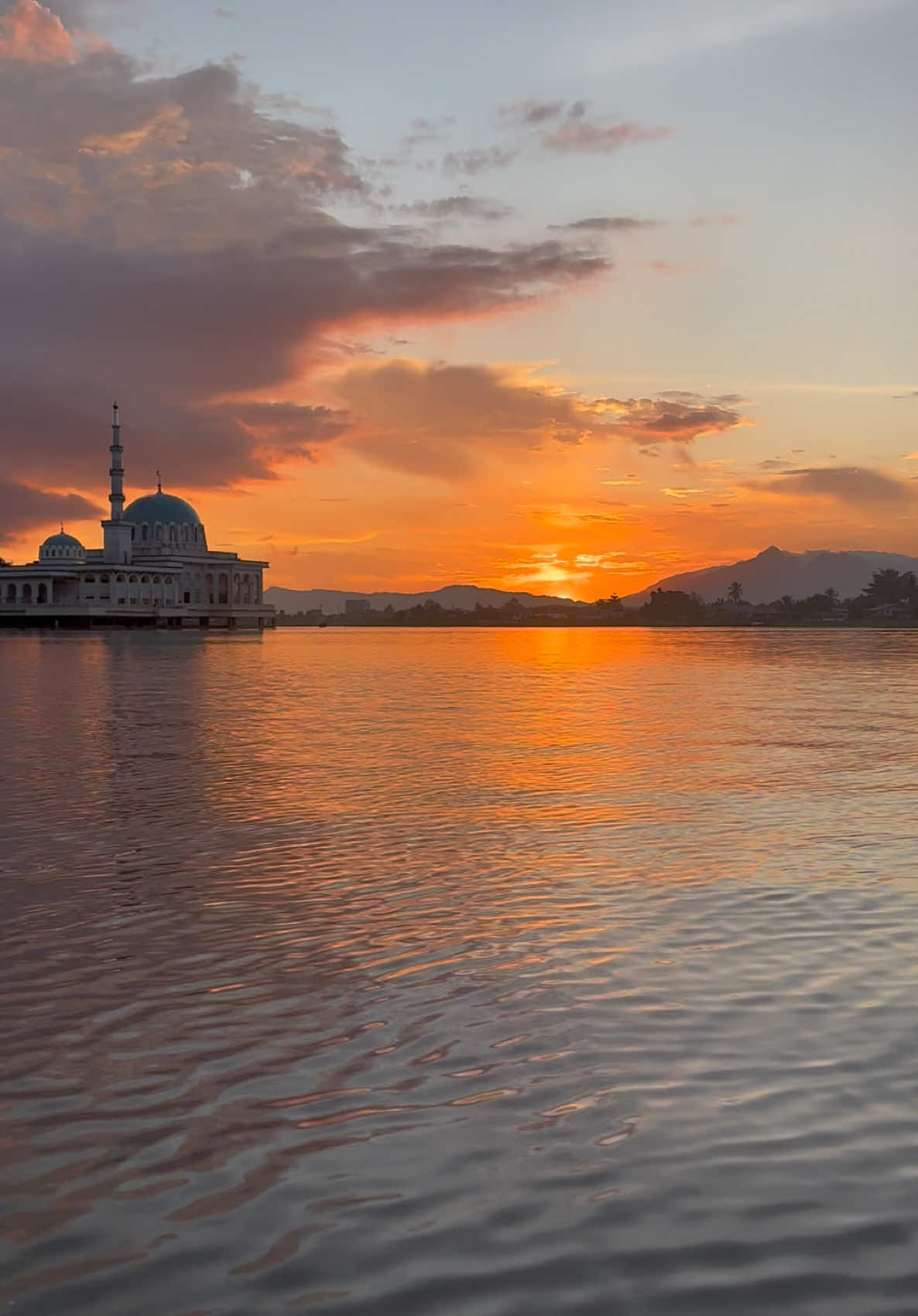 Who knew RM2 could bring this much joy?  #sunset #waterfront #perauktambang #fypsarawak 