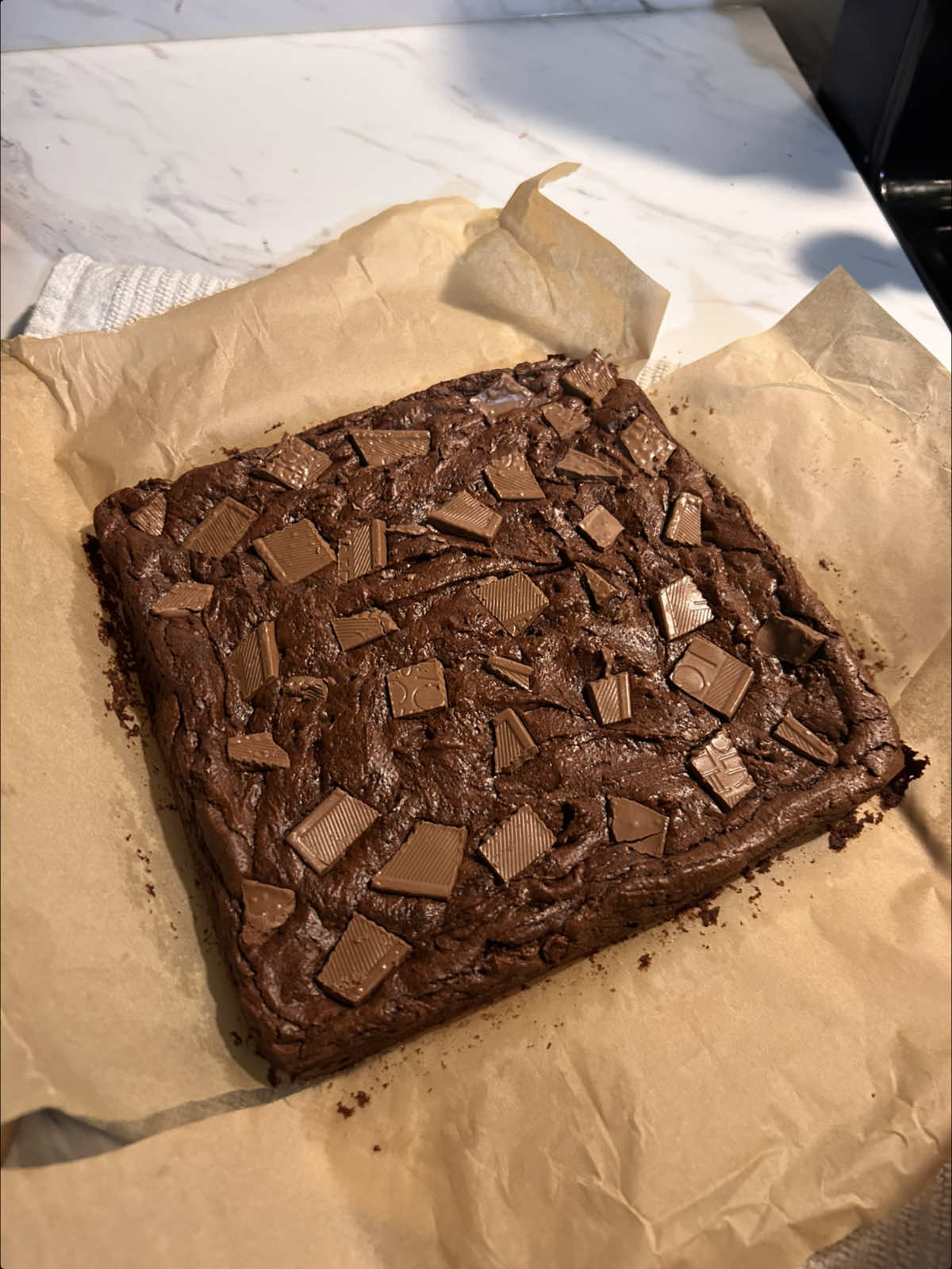salted caramel brownies !! also thank you sm for 200k 💞      here’s the recipe:   1/2 cup brown butter(113g) 1/2 cup granulated sugar(100g) 1/2 cup brown sugar(100g) 2 eggs 1/2 tsp vanilla(2g) 1/2 cup flour(60g) 1/2 cup cocoa powder(45g) 1/2 cup choc chips(85g)( split to add some in batter and some in butter )( i used dark choc if you use semi or milk your brownies will be sweeter so i reccomend adjusting the sugar 2-3 tbsp. )( i used @Nestle Toll House )  1/4 tsp salt(1.5g) 1/4 tsp baking soda(1g) 1 tsp instant coffee ( i used @NESCAFÉ USA ) brown your butter and add in the chocolate chips while it’s still warm. melt the chocolate and add in both sugars. ( make sure it’s still warm to melt it a bit ) mix well then add in your eggs. mix until it gets thick & glossy. sift in your dry ingredients & chocolate chips and fold everything together. bake at 350•F for about 25 minutes. let it cool and then drizzle caramel.    quick & easy salted caramel recipe:   1/2 cup brown sugar(100g) 1/4 cup butter(56g) 1/4 cup heavy cream(60g)  1/4 tsp salt ( adjust to taste )(3g)   add your sugar & butter to a pan and let it melt continue to mix so it doesn’t burn. once it’s bubbling slowly add in heavy cream, it’ll bubble a bit but keep mixing. take it off heat and add salt then let it cool.  #brownie #Recipe #baking #fyp #fudgybrownies 