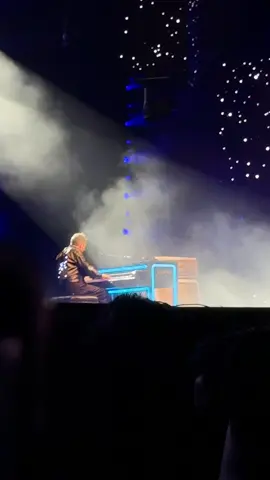 Akhirnya lagu terakhir menutup konser dijakarta 🥹🥹 . ❤️Starlight❤️ @Muse #museliveinjakarta #museconcert #fancam 