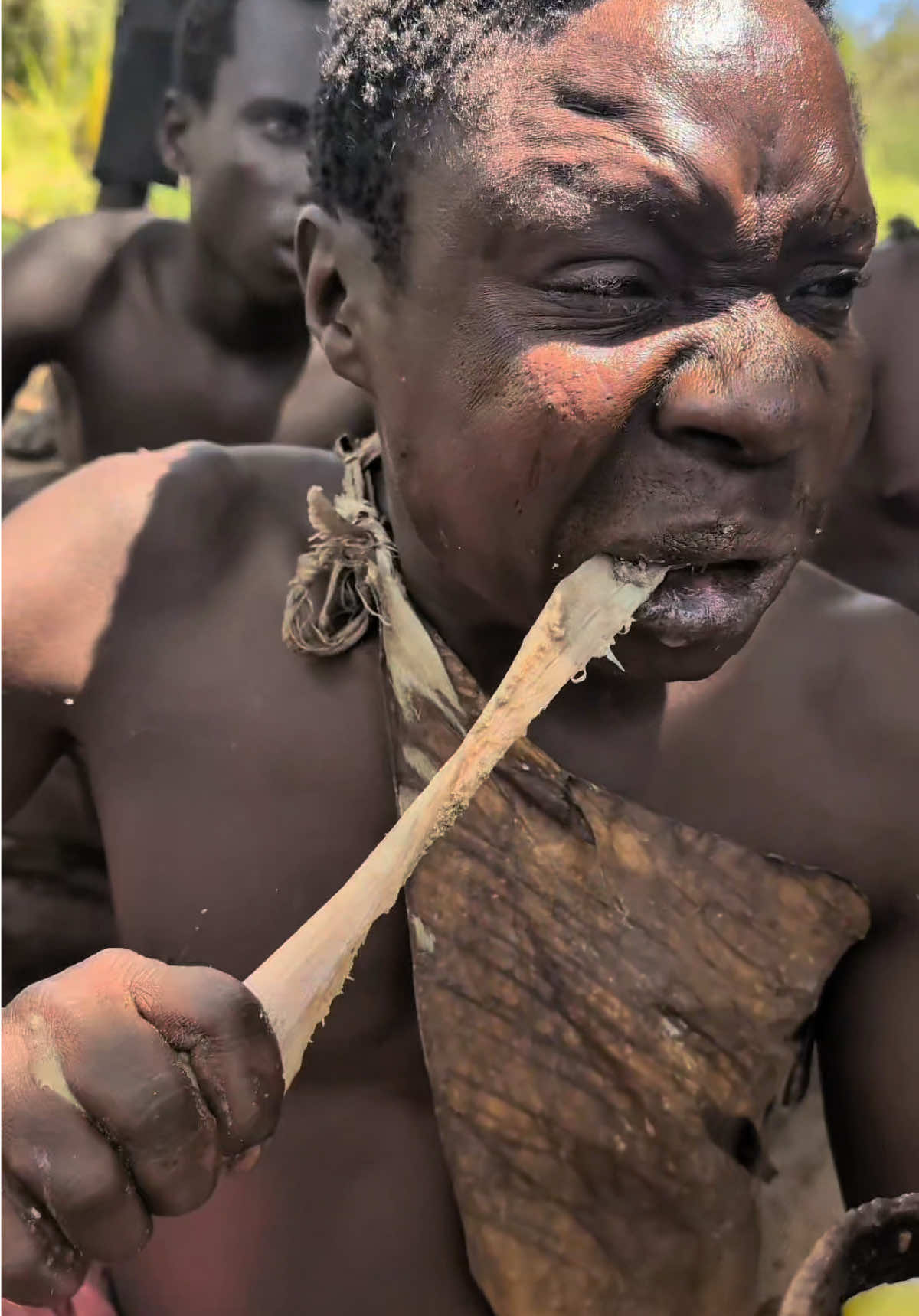 The tribal chief is a professional chef, and the food he cooks is appetizing. Do you want to taste it#hadzabetribe #foryoupage #FoodLover #chaaba #cooking 