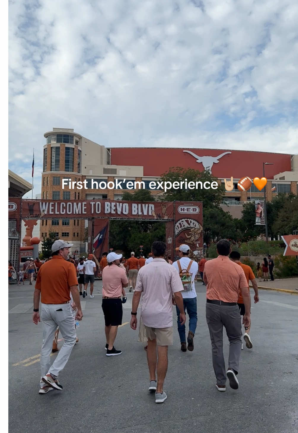 Me & my fiancé made it to our first ever University of Texas football game and wow… what an experience! The energy, the fans, the win it was unforgettable 🏈🐂 #HookEm #texas #CollegeFootball #foryoupage #atx 