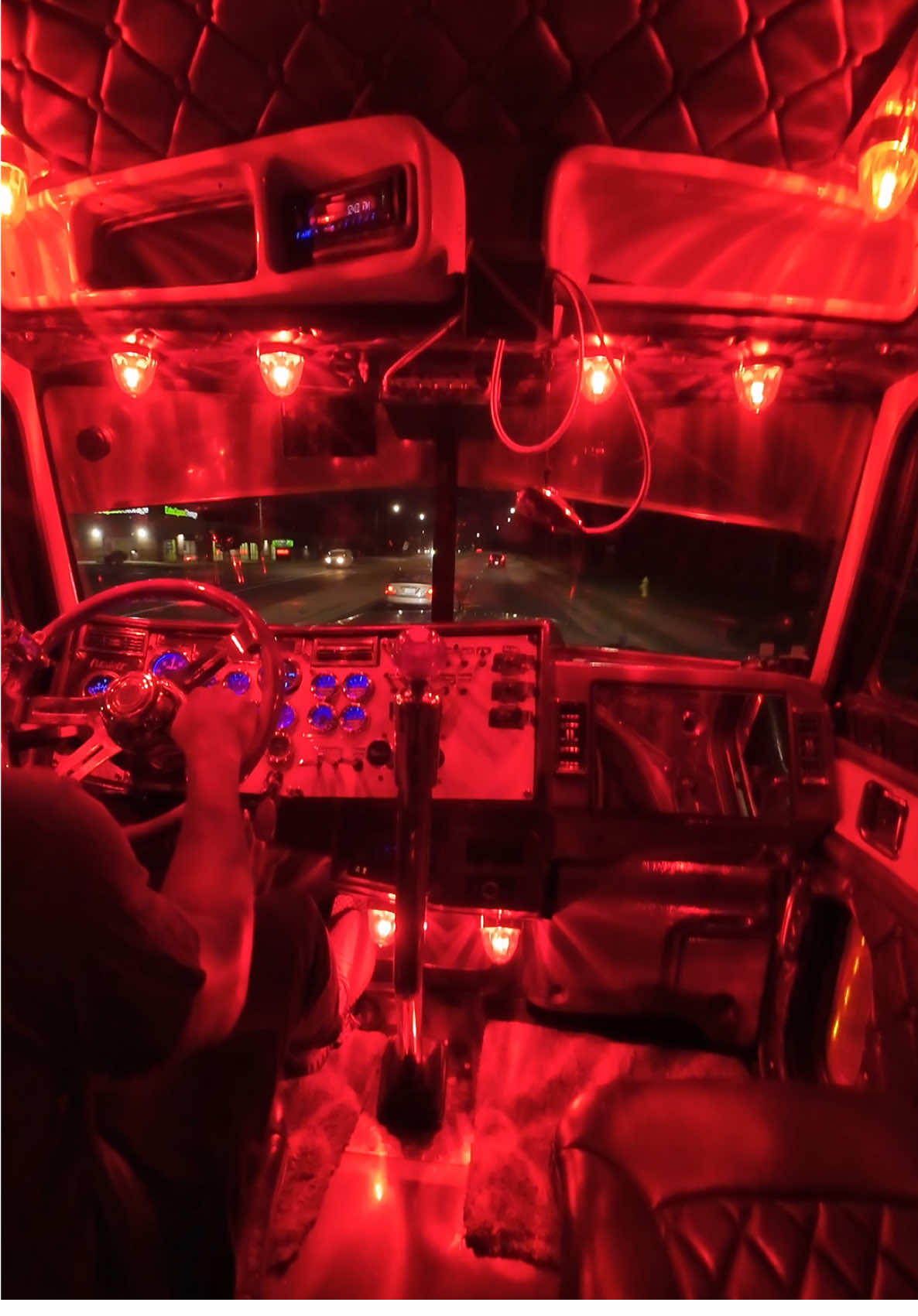 Replying to @JussJas 18 speed smooth operator 🐈💨 . . . #trucktok #peterbilt #trucking #fyp #truckersoftiktok 