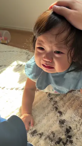 ママが大好きすぎて😭 ちょっとも離れられなーい🤏 #Suipee #kawaii #babygirl #cutebaby #dadtok 