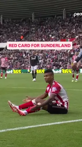 Reinildo Mandava kicks out at Matty Cash leading to a straight red card. #PremierLeague 
