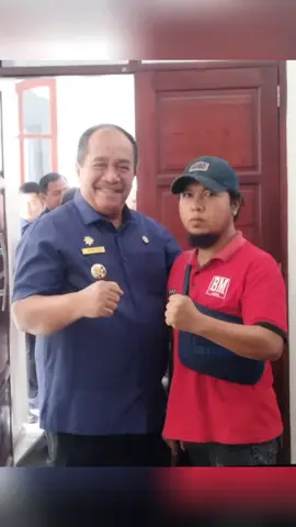 Terkait Dugaan Korupsi Di Desa Bahung Sibatu Batu, Bupati Asahan Saya Sudah Menyuruh Dinas Inspektorat Untuk Turun Kesana. Ini Kata Gemmako Asahan  Kabupaten Asahan, Beritamerdekaonlinecom: Dugaan korupsi yang melibatkan Kepala Desa (Kades) Bahung Sibatu Batu, Hasan S, semakin menjadi perhatian publik. Kasus ini sebelumnya telah dilaporkan ke Kejaksaan Negeri Kisaran dan Kepala Dinas Inspektorat Kabupaten Asahan oleh Dewan Pimpinan Pusat Lembaga Swadaya Masyarakat Gerakan Masyarakat dan Mahasiswa Anti Korupsi (DPP LSM GEMMAKO ASAHAN SUMUT RI) melalui surat bernomor 216/Gemmako/AS/SS/RI/II/2025 dan 217/Gemmako/AS/SU/RI/II/2025. Menanggapi laporan tersebut, Bupati Asahan, Taufik Zainal Abidin Siregar, S.Sos., M.Si., menegaskan bahwa dirinya telah memerintahkan Inspektorat Kabupaten Asahan untuk turun langsung ke Desa Bahung Sibatu Batu guna melakukan pemeriksaan. “Saya sudah menyuruh dinas inspektorat untuk segera turun langsung ke lokasi,” tegas Bupati saat ditemui di ruang kerjanya, Kamis (18/09/2025). Sementara itu, Ketua Umum DPP LSM GEMMAKO ASAHAN SUMUT RI, Dodi Antoni, menyampaikan apresiasi kepada Bupati Asahan yang telah menindaklanjuti laporan tersebut. “Kami berterima kasih kepada Bupati Asahan atas responnya. Harapan kami, penyelidikan yang dilakukan Kejaksaan Negeri Kisaran dan Inspektorat berjalan transparan dan jujur sehingga kasus ini bisa terang benderang,” ujar Dodi pada Sabtu (20/09/2025). Lebih lanjut, Dodi meminta agar Bupati juga memeriksa sejumlah kepala desa lain, termasuk Kades Silom-Lom dan Kades Pinanggripan, yang juga telah dilaporkan terkait dugaan penyalahgunaan dana desa. “Kami mengimbau masyarakat untuk ikut mengawasi jalannya pembangunan di desa masing-masing. Jika ada indikasi penyalahgunaan dana, segera laporkan. Terutama program BUMDes yang rawan disalahgunakan,” tambahnya. Dodi juga mengingatkan bahwa jika proses penyelidikan tidak menunjukkan perkembangan yang jelas, pihaknya akan menggelar aksi besar-besaran di Kantor PMD, Inspektorat, Kejaksaan, DPRD, hingga Kantor Bupati Asahan sebagai bentuk desakan. Kasus ini menjadi perhatian masyarakat luas karena menyangkut penggunaan dana desa yang seharusnya dimanfaatkan untuk kesejahteraan warga. Publik berharap penyelidikan dilakukan secara terbuka agar tidak menimbulkan spekulasi negatif. (Red)