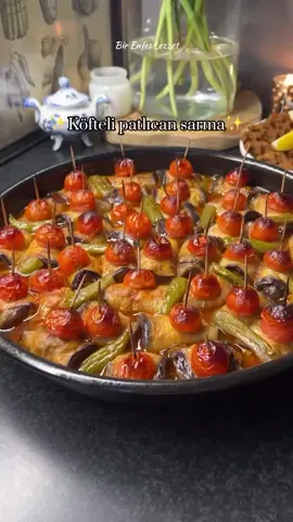 Daha Fazlası için @neyiyelimny Çok sevilen tariflerden ben ölçüleri biraz artırdım kalabalık misafirler için çok ideal bir menü🥰 Köfteleri hep kızartırdım ama bu kez kızartmadan yaptım ve daha çok sevdim yumuşacık lokum gibi oluyor köftesi . Sizde deneyerek hangisi lezzetli karar verebilirsiniz. 📸 @yeemek.tarifim Köfteli patlıcan sarma 5-6 patlıcan 600 gr kıyma 1adet büyük boy soğan ( soğanı rendeleyelim) 2 diş sarımsak 1 adet yumurta 2 yemek kaşığı su 1 çay bardağı bayat ekmek içi ( galeta unu da olur) 1 tatlı kaşığı tuz , kırmızı toz biber, kırmızı pul biber 1 çay kaşığı karabiber, kimyon Süslemek için Domates Biber Sosu için 1 su bardağı sıcak su (300 ml ) 1 yemek kaşığı biber yada domates salçası 1 çay kaşığı tuz Yapılışı Öncelikle şunu belirtmek isterim 📌Ben bunu misafirlerim için hazırlamıştım 9-10 kişilik bi tepsiye yaptım. 📌Siz ölçüleri kişi sayınıza göre artırıp azaltabilirsiniz . Bende40 adet çıktı. Patlıcanları ince uzun bir şekilde keselim kararmasını bekletmeden arkalı önlü kızartalım( ben öyle yaptım). Yada dilip tuzlu suda bekletip peçete ile güzelce kurulayarak da yapabilirsiniz. Köfte için tüm malzemeleri ekleyip yoğuralım. Köfteleri parmak boyutunda yapıp kenarda bekletelim.kızarmadan yapıyoruz. Hazırladığımız köfteleri patlıcan ile sarıp tepsiye yerleştirelim. Üzerine domates ve biber ile süsleyelim. Sosunu hazırlayıp üzerine dökelim. 200 derece fırında 30 dk pişirelim. Kontrollü olmakta fayda var her fırın farklı sürede pişirir. #köftelipatlıcansarma #köfte #etyemekleri #anamenü #menüönerisi #fırınyemekleri #sunumönerisi #suluyemekler #iftaranepişirsem #misafirsofrası #köfteliyemekler #fypシ #nefisyemektarifleri #foodphotography #keşfetteyim #viralvideos #Ramadan #survivor #sebzeliköfte