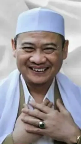 Kepergian Abuya KH. Uci Turtusi — ulama besar Banten, kebanggaan tanah Sunda Beliau adalah cahaya yang menuntun umat, suara yang meneduhkan hati, dan sandaran bagi banyak jiwa yang dahaga akan ilmu. Kini, setelah beliau wafat, umat bagai kehilangan arah. Majelis terasa sepi, langkah terasa gontai, dan rindu kian menyesakkan dada. Seakan satu tiang penopang roboh, membuat hati ini berantakan. Namun warisan Abuya bukan sekadar kata, tapi jalan hidup: menjaga ilmu, menjaga cinta Rasul ﷺ, dan menjaga persatuan. Mari kita bangkit, melanjutkan perjuangan, agar cahaya itu tetap menerangi tanah Banten, Sunda, dan seluruh nusantara.  الفاتحة لأرواح مشايخنا وخاصةً للمرحوم أبويا أُتشي تُرتوسي 🤲🏻 #abuyauciturtusi #ulamabanten #sunda#ulamabanteniyahcilongok #ulamaindonesia 
