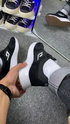Rekomendasi sepatu cowok keren dari brand Bissot #bissot #sepatu #sepatucowok #sneakerscowok #sepatusneakers 
