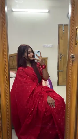 Almost 1.5 বছর পর এই শাড়ি এবং এই গানে video দিচ্ছি।এমনেতে তো এই শাড়ি আমার আম্মুর কিন্তু,আমার জীবনের অনেক special একটা দিনে এই শাড়িটি পরেছিলাম।এরপর আর পড়ি নাই আজকে যখন এই শাড়ি নামাচ্ছিলাম খারাপ লাগছিলো emotional হয়ে গিয়েছিলাম।কিন্তু নিজেকে মানিয়ে পড়েছি।আর পড়ার পর-ই সামনে এই গান আসে।গান এবং শাড়ি দুটোর-ই same story,দুটোই আমার জন্য অনেক special ছিলো। সেই সময় চলে গেছে আমি এইটা মেনে নিতে পারতাম না হয়তো এখনো পারি নাই।তবে আমি সেই শাড়ি পড়ে এবং যে গান আমি  এখনো পর্যন্ত শুনতাম না memories hit করবে বলে আজকে সেই গানে video upload করলাম।