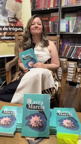 CAMILA PAOLETTI Nasceu em Jundiaí (SP), e vive em São Paulo. Graduada em Letras pela UNICAMP, pós-graduada em adentrar as rachaduras do cotidiano a fim de esquadrinhar belezas ocultas.  Criar poesia é seu jeito de matutar sobre a vida desde a infância. Participou de várias antologias do Prêmio Off Flip de literatura. Lavra Mareia é seu primeiro livro.   SINOPSE Lavra Mareia, livro de estreia de Camila Paoletti, encontra na lavoura das palavras um novo modo de desaguar na existência. Já em seu título, parece nos indicar o caminho para a sua obra: há que se cultivar a terra; há que se governar as águas ou se deixar atordoar por sua imensidão.   Dividida em seis partes, a obra inicia sua travessia na noite escura, busca a água que um dia conheceu no útero da mãe e faz vereda por um universo em que tudo se transforma, floresce. É argila que vira xícara, é concha que vira areia. Até a palavra é subvertida – temos deslocamentos, novos vocábulos, novas conjugações.   É nessa tecitura poética que esse corpo de mulher enfrenta a solidão e a morte em uma pandemia, depara-se com os filhos que não nasceram, despede-se da juventude. No entanto, encontra no amor, de si e dos outros, o movimento para renascer.@Editora Patuá #livros #lancamento #fyp #editorapatua 
