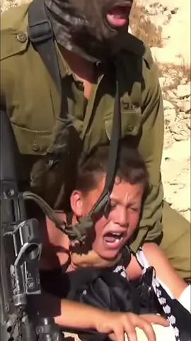 En 2015, cette vidéo d'Ahed Tamimi a ébranlé le sentiment de toute-puissance de Tsahal. Avec sa famille, elle cherche à libérer son cousin. Une image forte de résistance. #AhedTamimi #Palestine #Résistance #Tsahal #Occupation #Israël #Femme