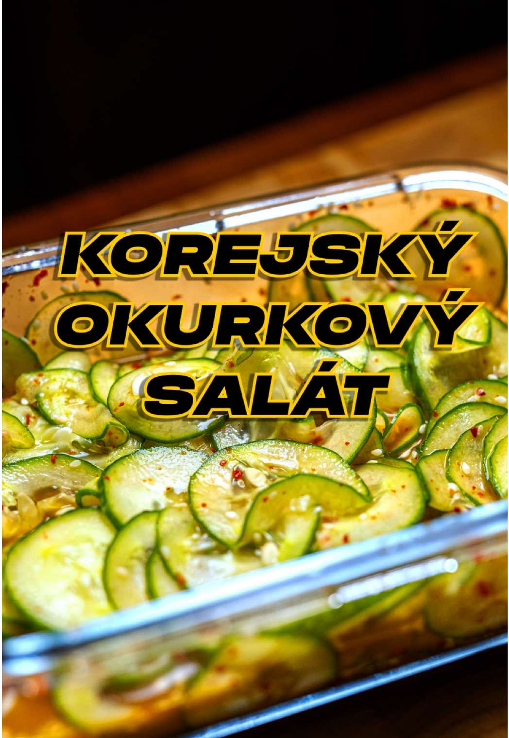 KOREJSKÝ OKURKOVÝ SALÁT 🤩😍 Ingredience - 1 vetší okurka (nebo 2 menší) - 1 lžíce korejských chilli vloček (gochugaru) - 1 a ½ lžíce rýžového octa - 1 lžíce medu - 1 lžíce sezamového oleje - sezamová semínka - 1-2 stroužky nasekaného česneku - 2 lžíce rybí omáčky  - půl limetky #recept #korejskejidlo #salat #domacikuchyne #asijskákuchyně 