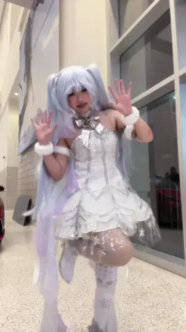 couldn’t resist wearing symphony miku to laufey! i wonder if laufey knows of miku 🫣 #laufey #houston #amattteroftime #hatsunemiku #cosplay @laufey @laufeyland 