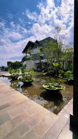 Pullman Ciawi bukan sekadar hotel. Di sini adalah pelarian dari hiruk-pikuk kota, tempat di mana kemewahan bertemu ketenangan alam. Terletak di kawasan Megamendung, Bogor, resort ini berdiri megah di atas lahan seluas 14 hektare, dikelilingi taman tropis dan lanskap pegunungan yang memukau.