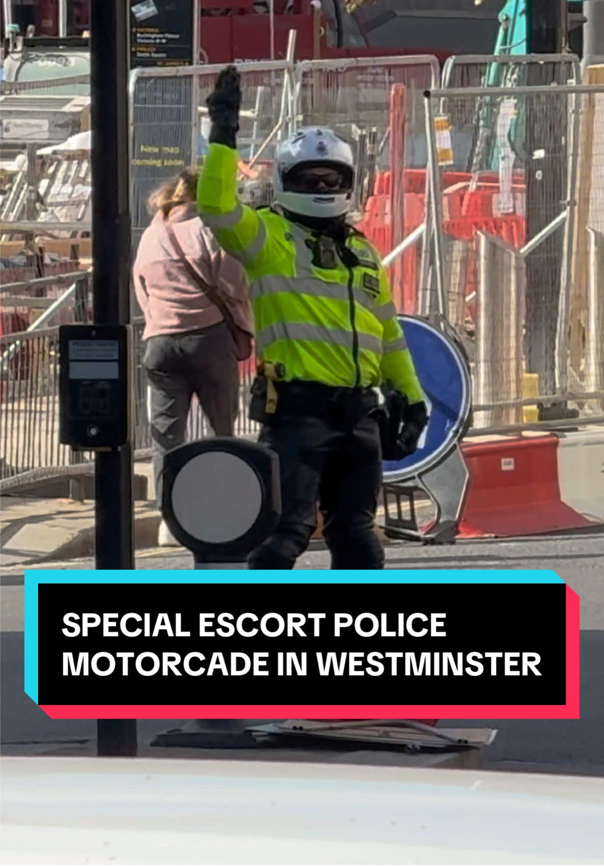 London Streets Cleared in Seconds as Motorcade Arrives at Westminster 📍 British Prime Minister Kier Starmer arrives for Battle of Britain ceremony at westminster abbey 🇬🇧 #motorcade #police #security #fyp 
