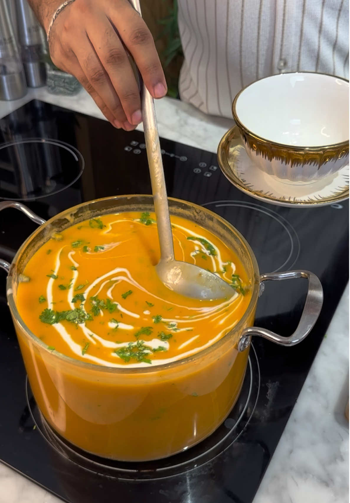 ⁨	⁨	Had la soupe 🥣 gir d nas dowaqa 😉 عندي بزااف ديال شربات الى بغيتوا نحضرهم معاكم !!؟؟؟ المقادير : نصف كيلو قرع احمر  حبة بصل  حبة طماطم  نصف كاس رز او حبة بطاطس  ملعقة كبيرة زبدة و زيت الزيتون  ملح، فلفل اسود، ثوم بودر ،  قطعتين جبن مثلث  قشدة طرية + معدنوس  بالصحة والراحة ❤️✨ #soup #شربة⁩⁩