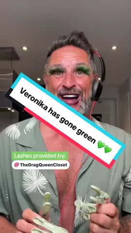 Veronika has gone green 😆💚 OC: 😆👏🎤 @✨️The Real Veronika ✨️ #uscomedy 😆🇺🇸 #keithbugden #latina #veronika 