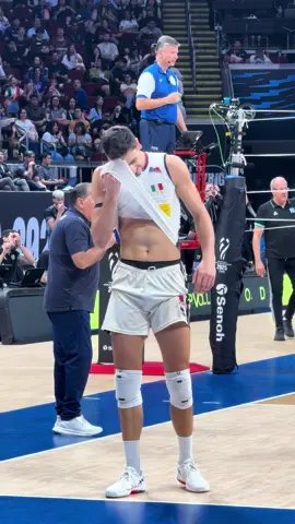 ตัวจริงคือสูงใหญ่ น่าจะจุกมาก 555  #volleyball  #volleyballworld  #italy  #michieletto  #volleyballplayer 