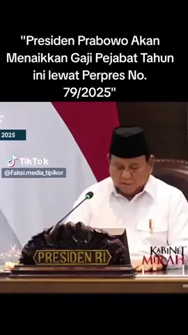 @Faksi.media_tipikor Kementerian Pendayagunaan Aparatur Negara dan Reformasi Birokrasi memastikan bahwa rencana kenaikan gaji bagi aparatur sipil negara atau ASN, seperti yang disebutkan dalam Peraturan Presiden Nomor 79 Tahun 2025, hingga saat ini belum dibahas. ASN hingga personel TNI-Polri masih diminta untuk terus mengawal program prioritas nasional. Hal itu disampaikan M Averrouce, Kepala Biro Data, Akuntabilitas, Kinerja, dan Informasi Publik Kementerian Pendayagunaan Aparatur Negara dan Reformasi Birokrasi (DAKIP Kemenpan dan RB) lewat pesan tertulis yang diterima Kompas, di Jakarta, Jumat (19/9/2025). ”Kami sampaikan belum ada pembahasan sampai saat ini. Saat ini, sebagaimana arahan Bapak Presiden untuk ASN, TNI, dan Polri untuk terus mengawal dan mengakselerasi program prioritas nasional agar targetnya terpenuhi,” ucapnya. Dokumen Perpres 79/2025Pemuktahiran RKP 2025 soal rencana kenaikan gaji ASN. Adapun Peraturan Presiden Nomor 79 Tahun 2025 yang ditandatangani Presiden Prabowo Subianto pada 30 Juni 2025 mengatur Pemutakhiran Rencana Kerja Pemerintah Tahun 2025. Dalam lampirannya disebutkan bahwa sebagai tahapan pertama Rencana Pembangunan Jangka Panjang Nasional 2025-2045 dan penjabaran tahun pertama Rencana Pembangunan Jangka Menengah Nasional 2025-2029, estafet pembangunan perlu dilakukan secara akseleratif untuk menjaga kesinambungan kemajuan bangsa Indonesia. Oleh karena itu, di dalam lampiran itu disebutkan bahwa pada Rencana Kerja Pemerintah 2025 disusun 83 Kegiatan Prioritas Utama yang menjadi penekanan, termasuk di dalamnya 8 Program Hasil Terbaik Cepat yang memuat inisiatif untuk menghasilkan output signifikan dalam mencapai sasaran pembangunan nasional. Menaikkan gaji ASN (terutama, guru, dosen, tenaga kesehatan, dan penyuluh), TNI-Polri dan pejabat negara. Adapun 8 Program Hasil Terbaik Cepat itu antara lain memberi makan siang dan susu gratis di sekolah dan pesantren, serta bantuan gizi untuk anak balita dan ibu hamil; menyelenggarakan pemeriksaan kesehatan gratis, menuntaskan kasus TBC, dan membangun rumah sakit lengkap berkualitas di kabupaten; hingga menaikkan gaji ASN (terutama, guru, dosen, tenaga kesehatan, dan penyuluh), TNI-Polri dan beberapa anggota Dewan melakukan swafoto dengan Presiden Prabowo Subianto seusai Sidang Paripurna DPR RI Pembukaan Masa Sidang 2025-2026 di Ruang Sidang Parlemen Kompleks DPR-MPR RI, Jakarta, Jumat (15/8/2025). Dalam sidang ini diisi penyampaian RAPBN 2026 dan Nota Keuangan. Dalam pidato pengantarnya, Presiden Prabowo mengatakan akan memperketat anggaran dengan semangat efisiensi dan akan menyehatkan keuangan negara. Mengenai 8 Program Hasil Terbaik Cepat telah disampaikan pula oleh Presiden Prabowo saat menyampaikan pidato pengantar RAPBN 2026 di hadapan DPR pada 15 Agustus 2025. Terkait dengan 8 program tersebut, Menteri Keuangan yang kala itu dijabat Sri Mulyani Indrawati memastikan bahwa tidak ada kenaikan gaji pegawai negeri sipil pada 2026. Menurut dia, ruang fiskal dalam APBN 2026 sudah banyak terserap untuk mendanai program-program prioritas nasional. Anggota Komisi II DPR dari Fraksi Partai Golkar, Ahmad Doli Kurnia Tandjung, saat ditemui di Kompleks Parlemen, Jakarta, Selasa (19/8/2025), pun menyampaikan, baik pemerintah maupun DPR pada dasarnya menginginkan peningkatan kesejahteraan rakyat, termasuk bagi PNS dan tenaga honorer. Namun, menurut dia, kebijakan itu tetap harus mempertimbangkan kondisi negara saat ini.
