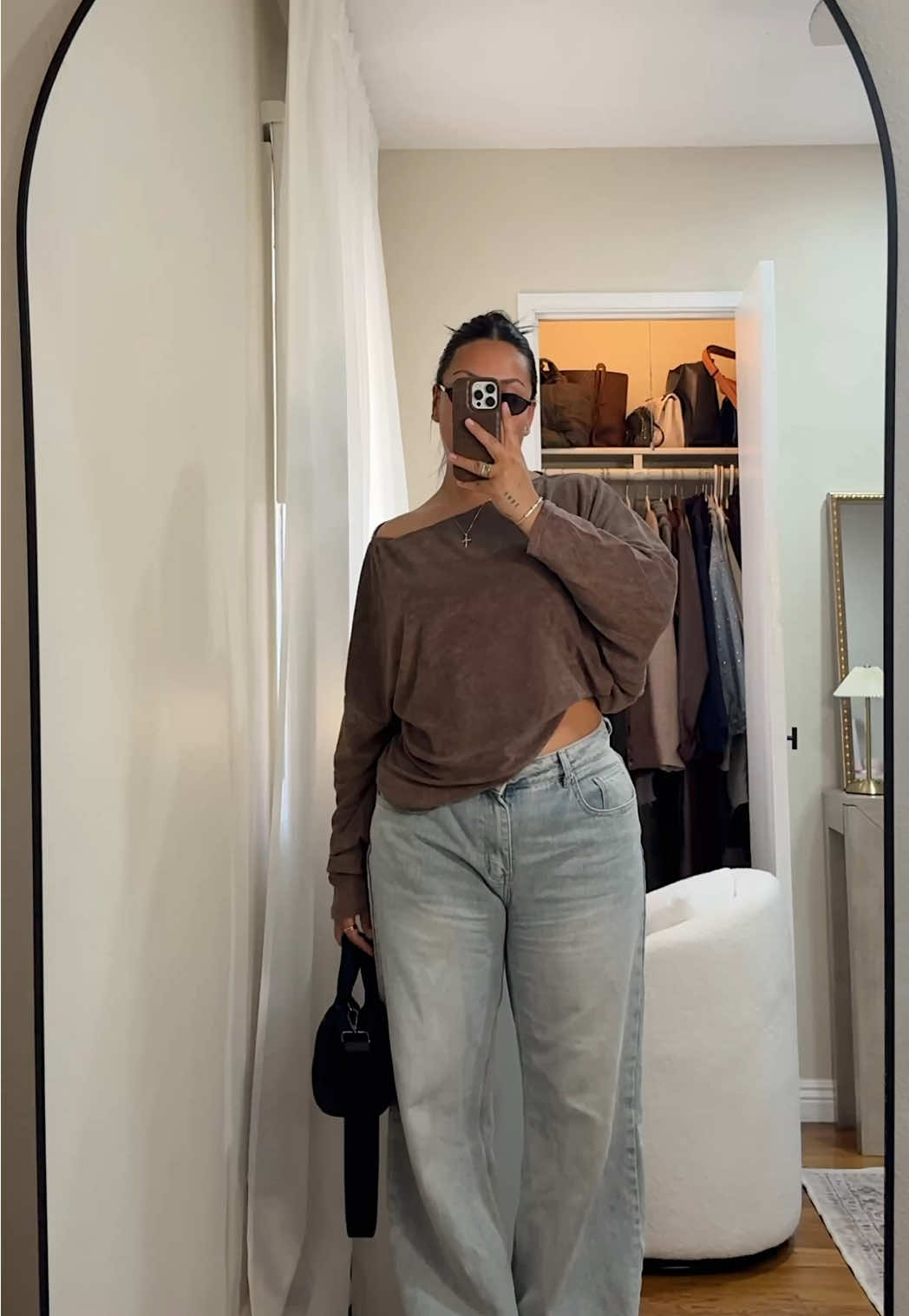 brown off the shoulder top for fall >>> 🤎🐻🧸🍂 it comes in a set but bottoms were a bit tight on me in the thigh/butt area so def size up if you plan on wearing the bottoms and you have thicker legs! #offshouldertop #falltops #brownoutfits #falloutfits #casualoutfit 